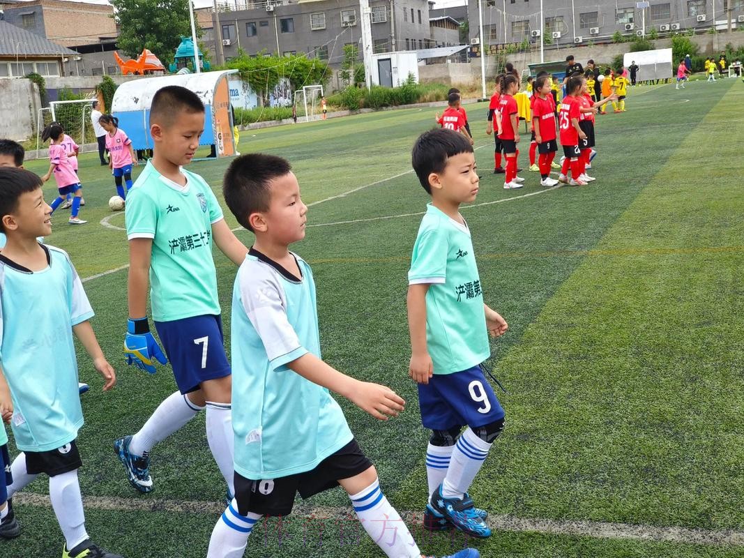 “足球爷爷”走进幼儿园 义务教娃娃们踢足球 “足球爷爷”走进幼儿园 义务教娃娃们踢足球